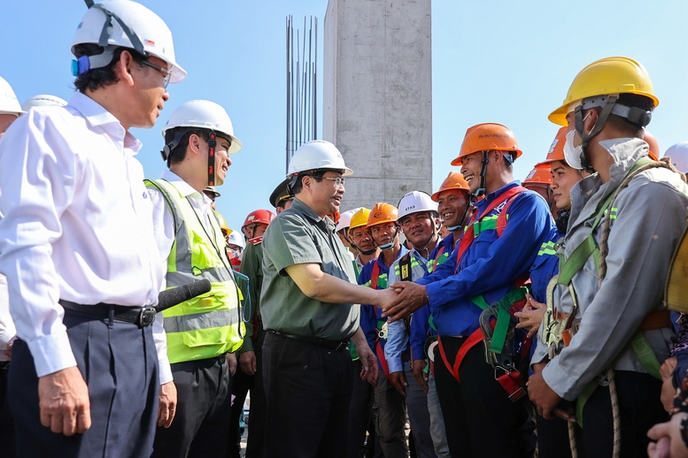 Thủ tướng chỉ đạo chăm lo, hỗ trợ người lao động làm việc trên công trường trong dịp Tết- Ảnh 1. Thủ tướng chỉ đạo chăm lo, hỗ trợ người lao động làm việc trên công trường trong dịp Tết- Ảnh 1.