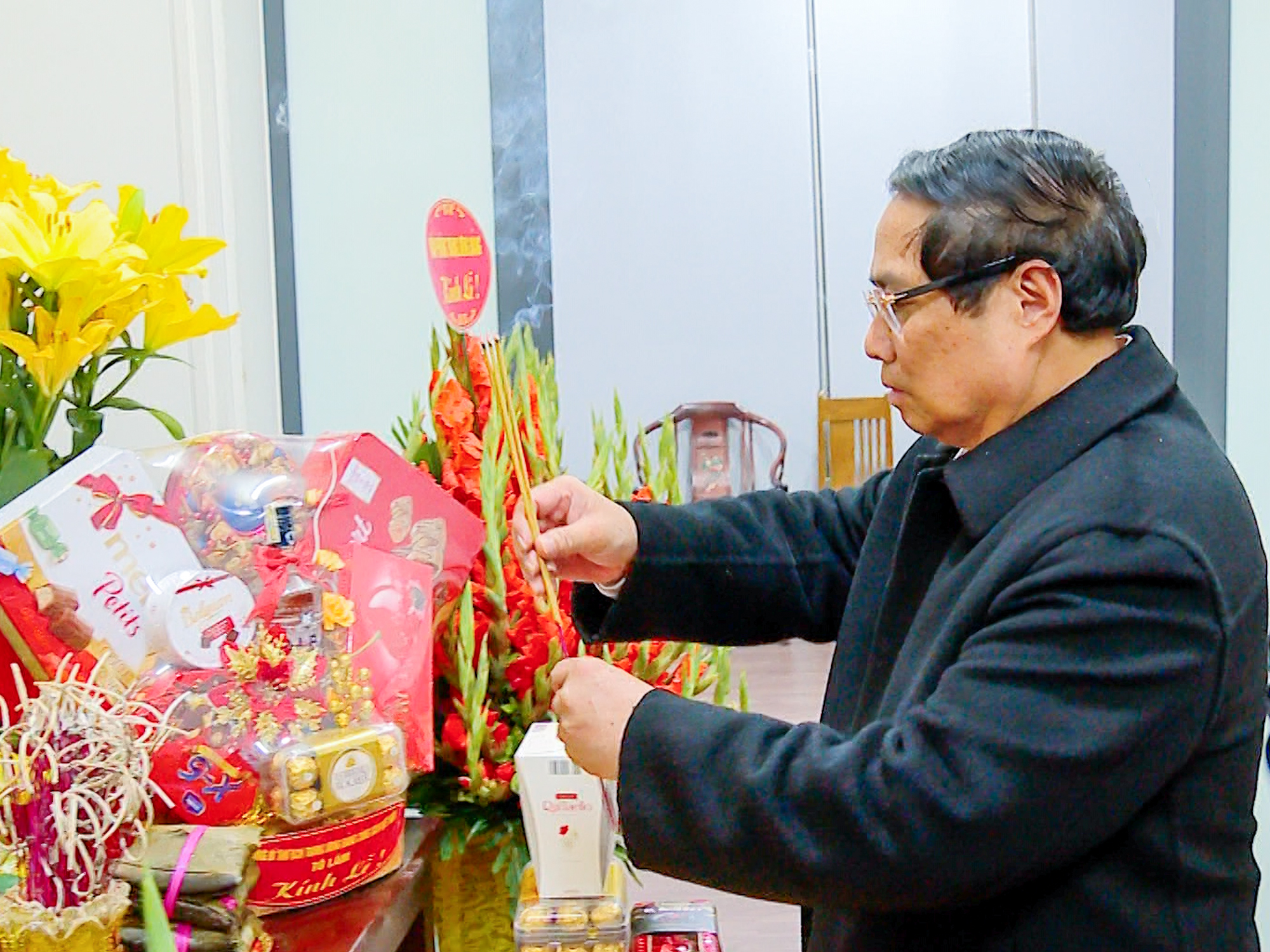 Thủ tướng Phạm Minh Chính dâng hương cố Tổng Bí thư Nguyễn Phú Trọng- Ảnh 1. Thủ tướng Phạm Minh Chính dâng hương cố Tổng Bí thư Nguyễn Phú Trọng- Ảnh 1.