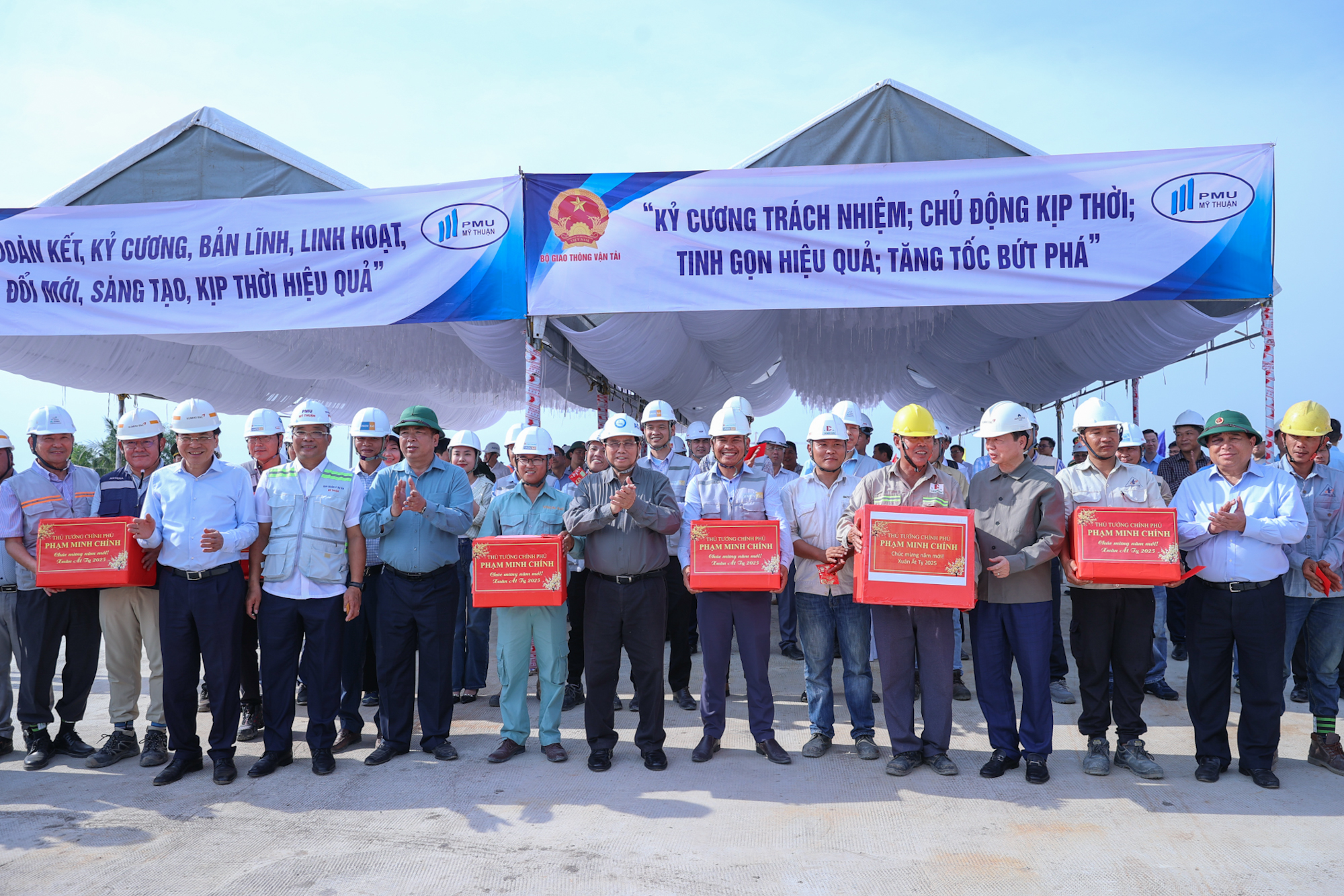 Thủ tướng kiểm tra các cầu và nút giao lớn nhất đường Vành đai 3 TPHCM- Ảnh 11. Thủ tướng kiểm tra các cầu và nút giao lớn nhất đường Vành đai 3 TPHCM- Ảnh 11.