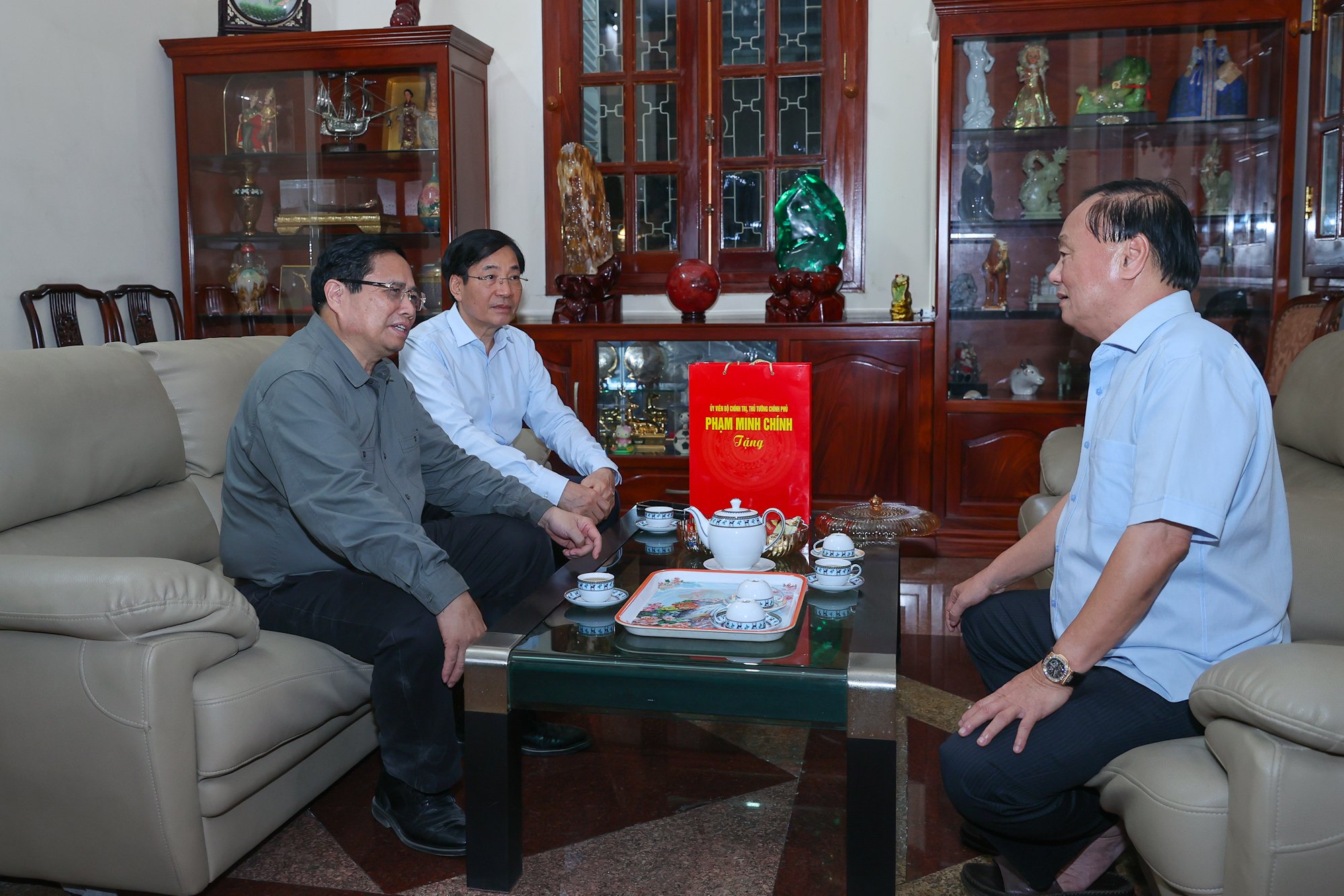 Thủ tướng Phạm Minh Chính dâng hương cố Thủ tướng Phan Văn Khải- Ảnh 2. Thủ tướng Phạm Minh Chính dâng hương cố Thủ tướng Phan Văn Khải- Ảnh 2.