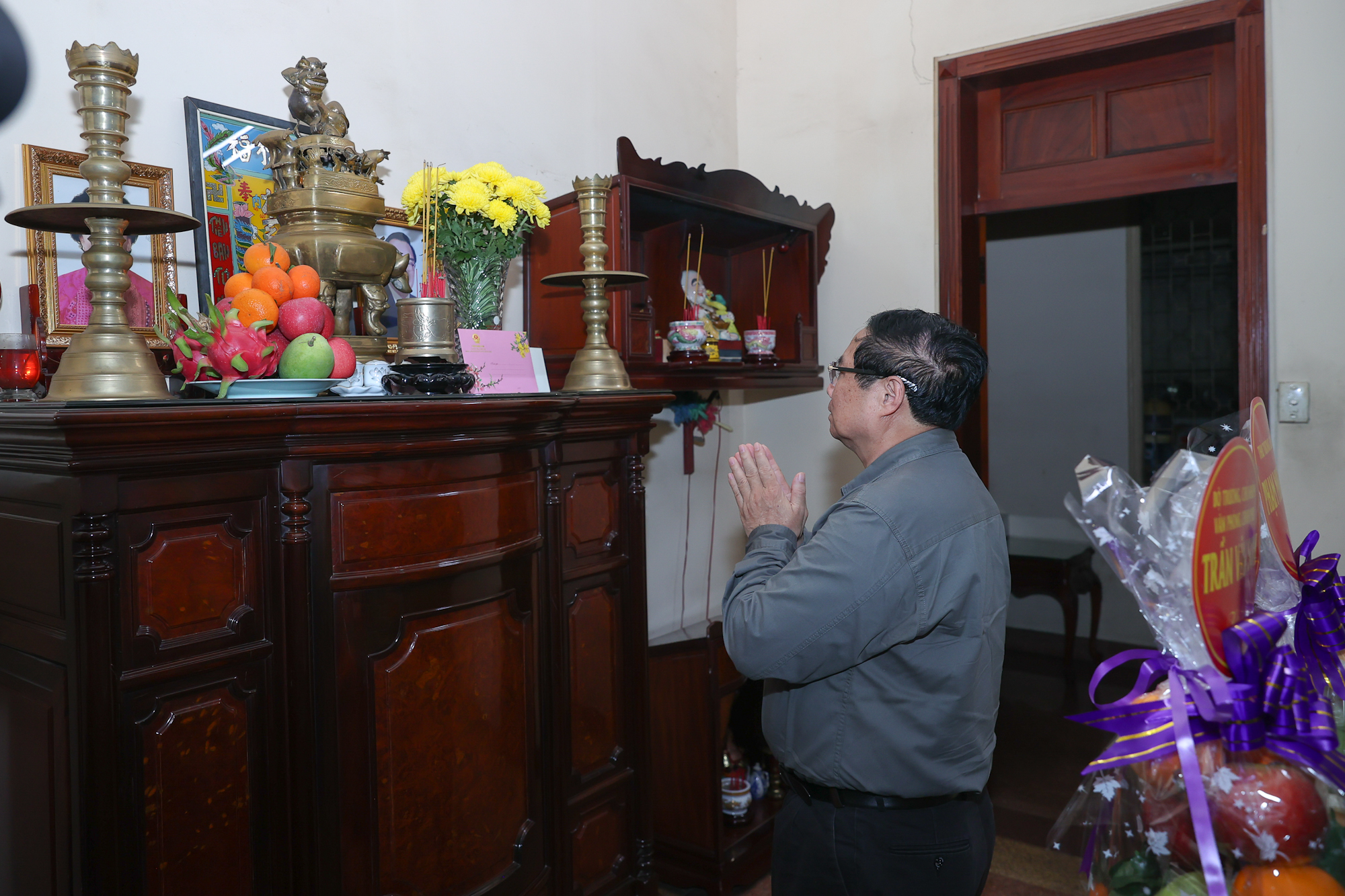 Thủ tướng Phạm Minh Chính dâng hương cố Thủ tướng Phan Văn Khải- Ảnh 1. Thủ tướng Phạm Minh Chính dâng hương cố Thủ tướng Phan Văn Khải- Ảnh 1.
