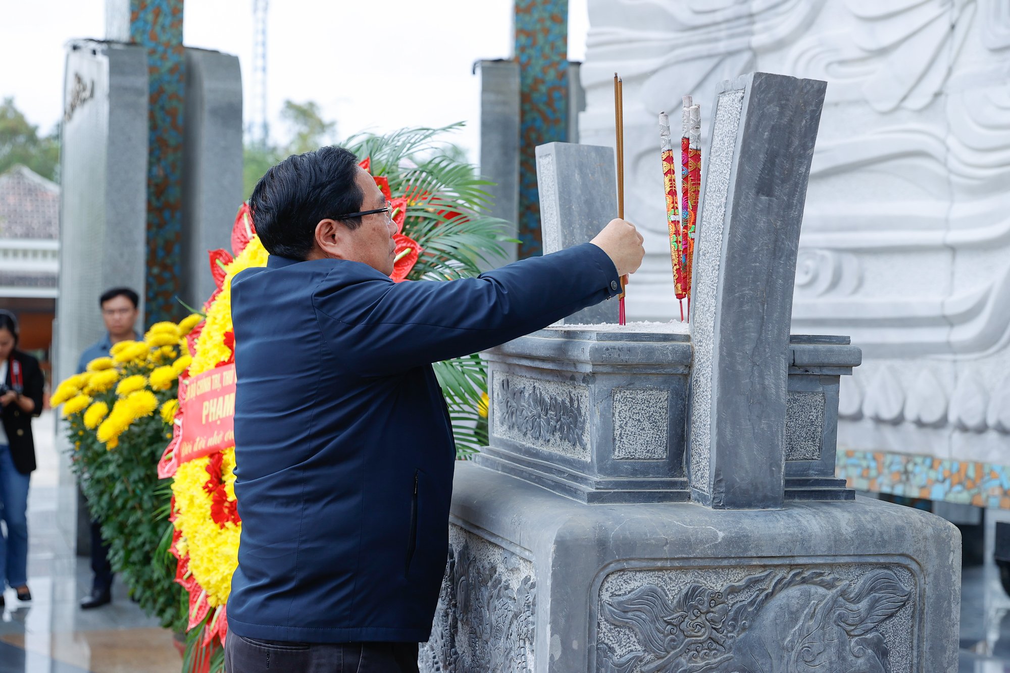 Thủ tướng dâng hương tri ân các anh hùng liệt sĩ và Mẹ Việt Nam anh hùng- Ảnh 2. Thủ tướng dâng hương tri ân các anh hùng liệt sĩ và Mẹ Việt Nam anh hùng- Ảnh 2.