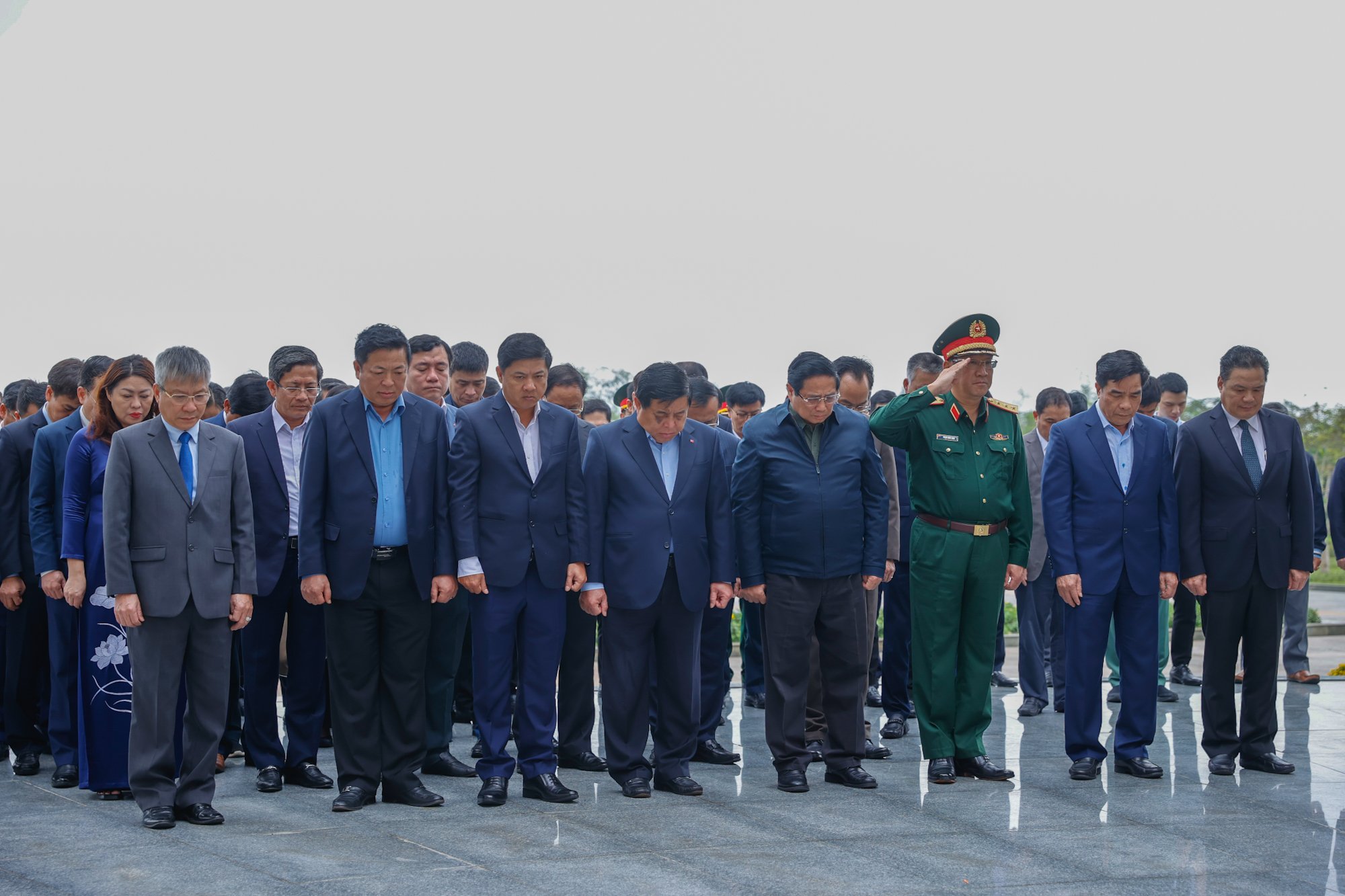 Thủ tướng dâng hương tri ân các anh hùng liệt sĩ và Mẹ Việt Nam anh hùng- Ảnh 3. Thủ tướng dâng hương tri ân các anh hùng liệt sĩ và Mẹ Việt Nam anh hùng- Ảnh 3.