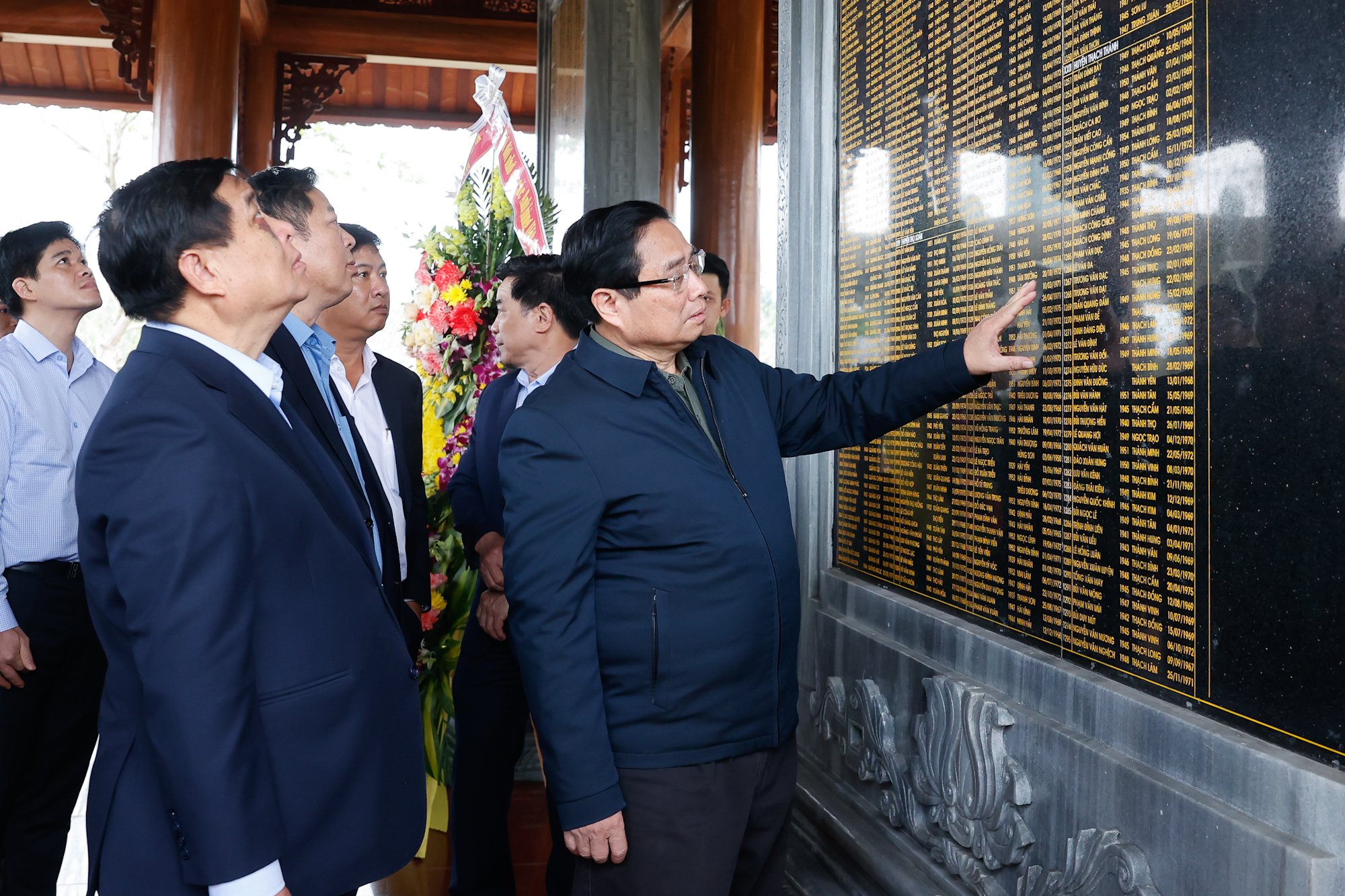 Thủ tướng dâng hương tri ân các anh hùng liệt sĩ và Mẹ Việt Nam anh hùng- Ảnh 4. Thủ tướng dâng hương tri ân các anh hùng liệt sĩ và Mẹ Việt Nam anh hùng- Ảnh 4.