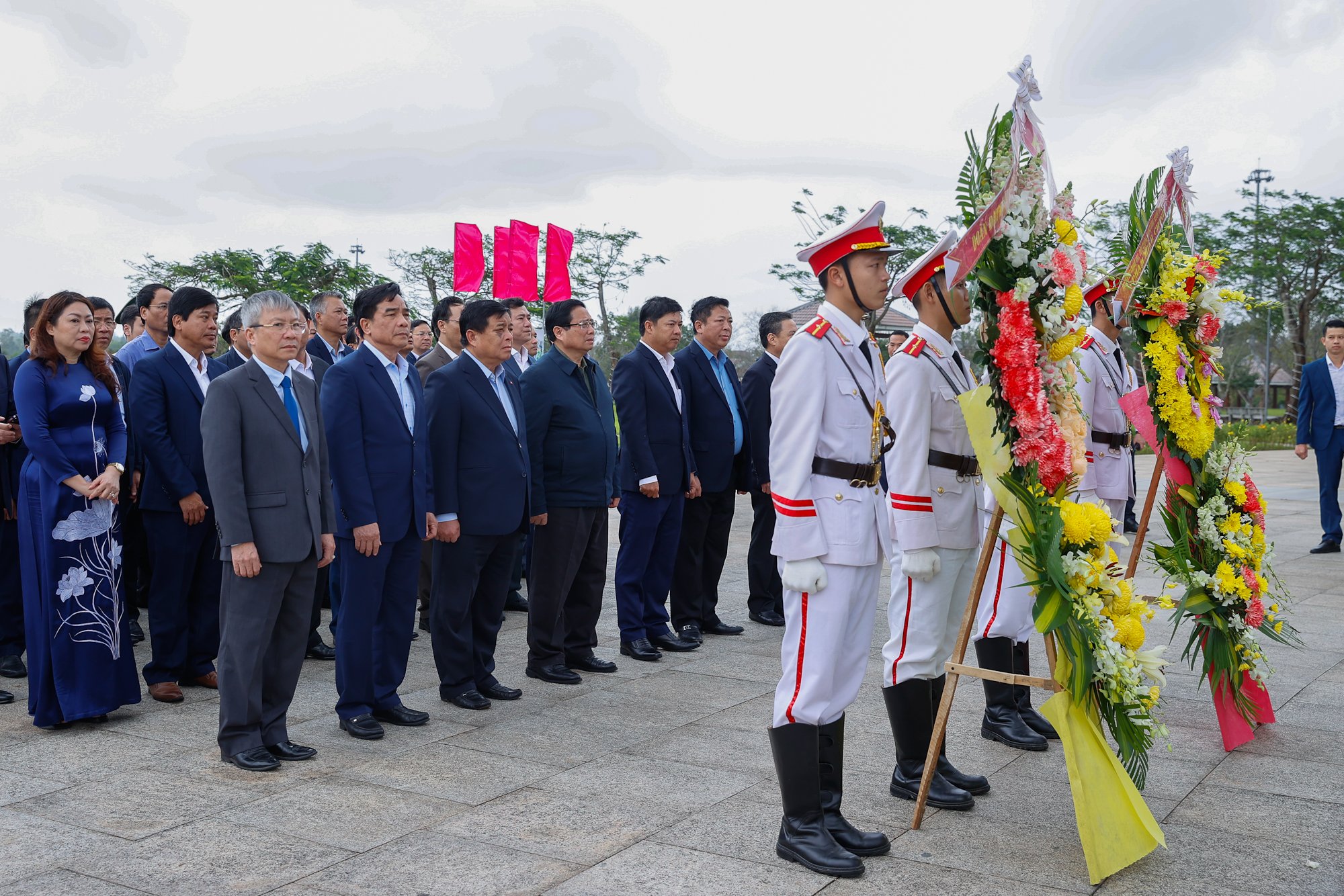 Thủ tướng dâng hương tri ân các anh hùng liệt sĩ và Mẹ Việt Nam anh hùng- Ảnh 5. Thủ tướng dâng hương tri ân các anh hùng liệt sĩ và Mẹ Việt Nam anh hùng- Ảnh 5.