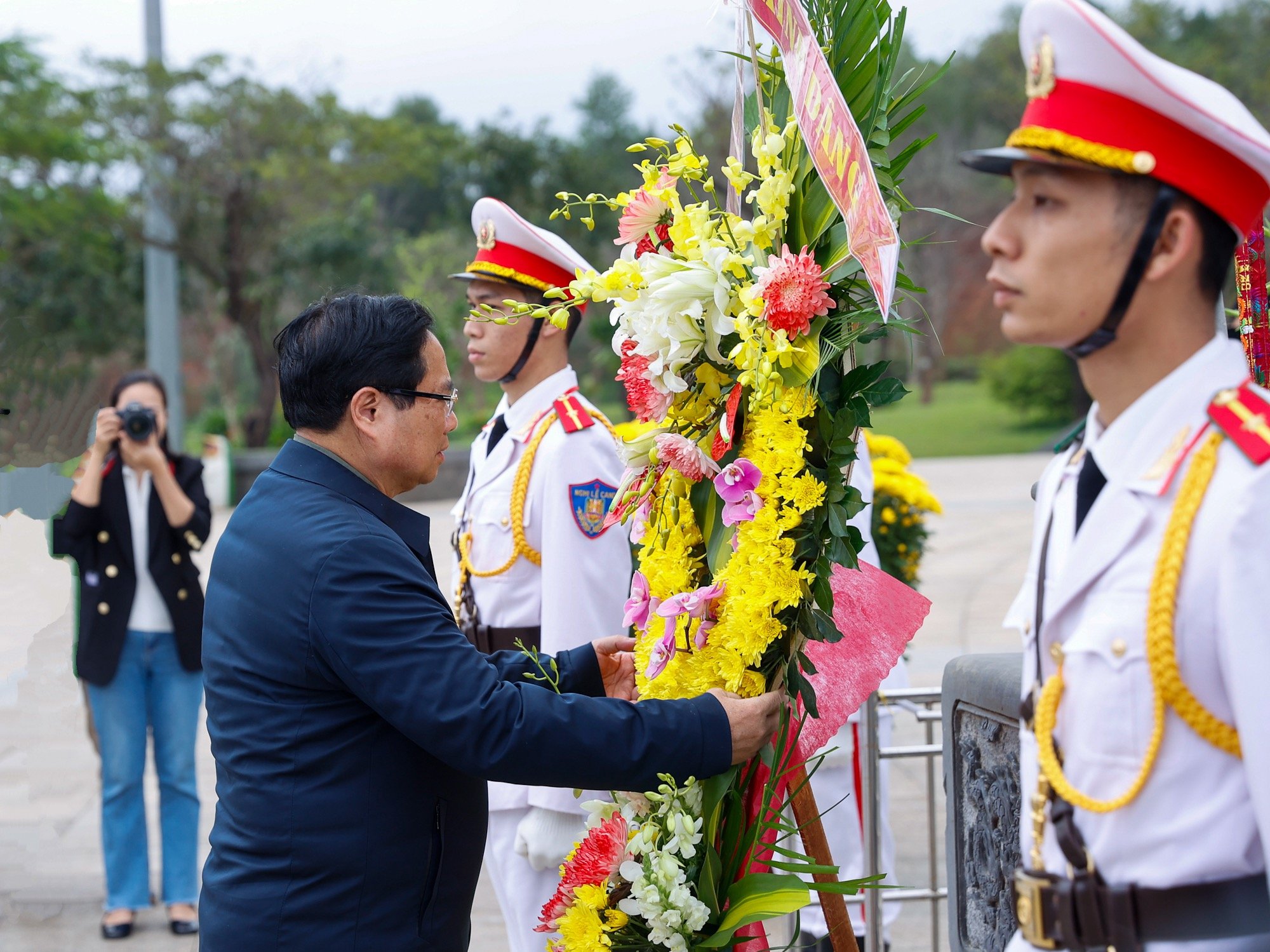 Thủ tướng dâng hương tri ân các anh hùng liệt sĩ và Mẹ Việt Nam anh hùng- Ảnh 6. Thủ tướng dâng hương tri ân các anh hùng liệt sĩ và Mẹ Việt Nam anh hùng- Ảnh 6.