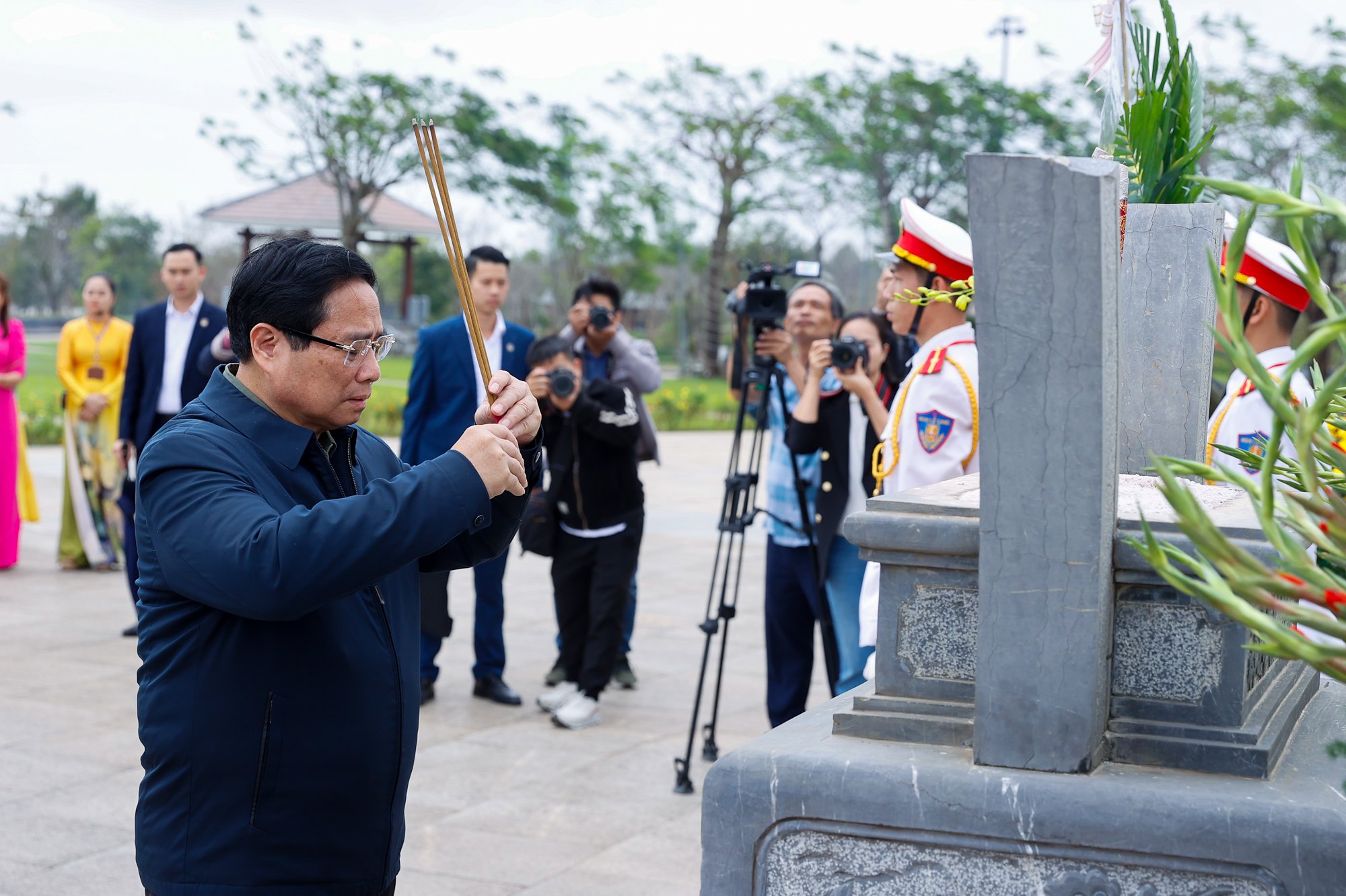 Thủ tướng dâng hương tri ân các anh hùng liệt sĩ và Mẹ Việt Nam anh hùng- Ảnh 9. Thủ tướng dâng hương tri ân các anh hùng liệt sĩ và Mẹ Việt Nam anh hùng- Ảnh 9.