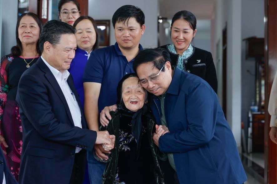 Thủ tướng dâng hương tri ân các anh hùng liệt sĩ và Mẹ Việt Nam anh hùng- Ảnh 8. Thủ tướng dâng hương tri ân các anh hùng liệt sĩ và Mẹ Việt Nam anh hùng- Ảnh 8.