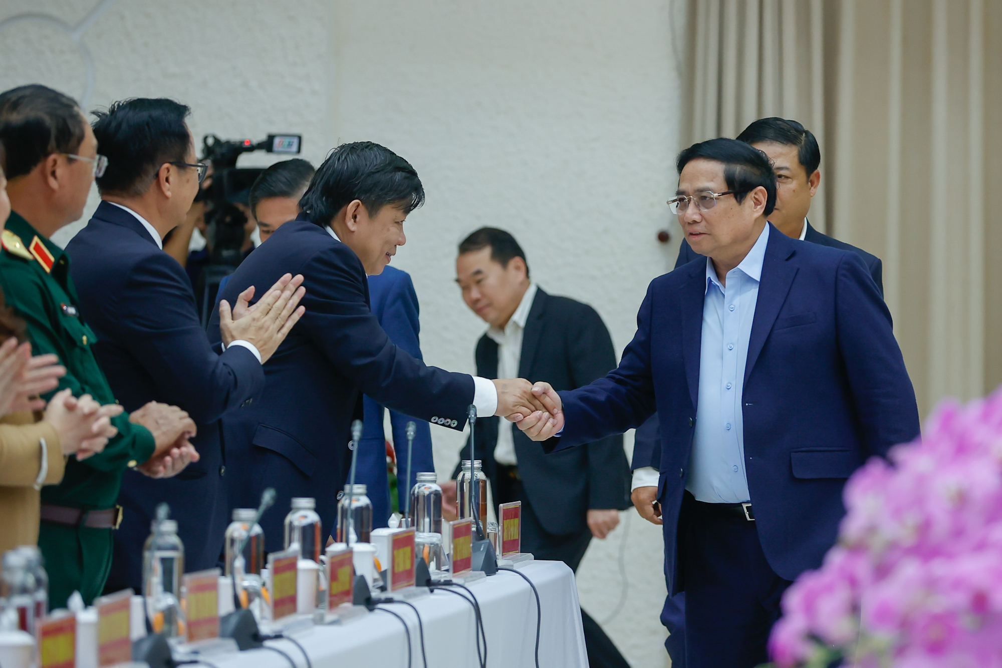 Thủ tướng: Cán bộ Quảng Nam phải bám đất, bám người, 'sống chết' với Quảng Nam để tỉnh đi đầu trong phát triển- Ảnh 1. Thủ tướng: Cán bộ Quảng Nam phải bám đất, bám người, 'sống chết' với Quảng Nam để tỉnh đi đầu trong phát triển- Ảnh 1.