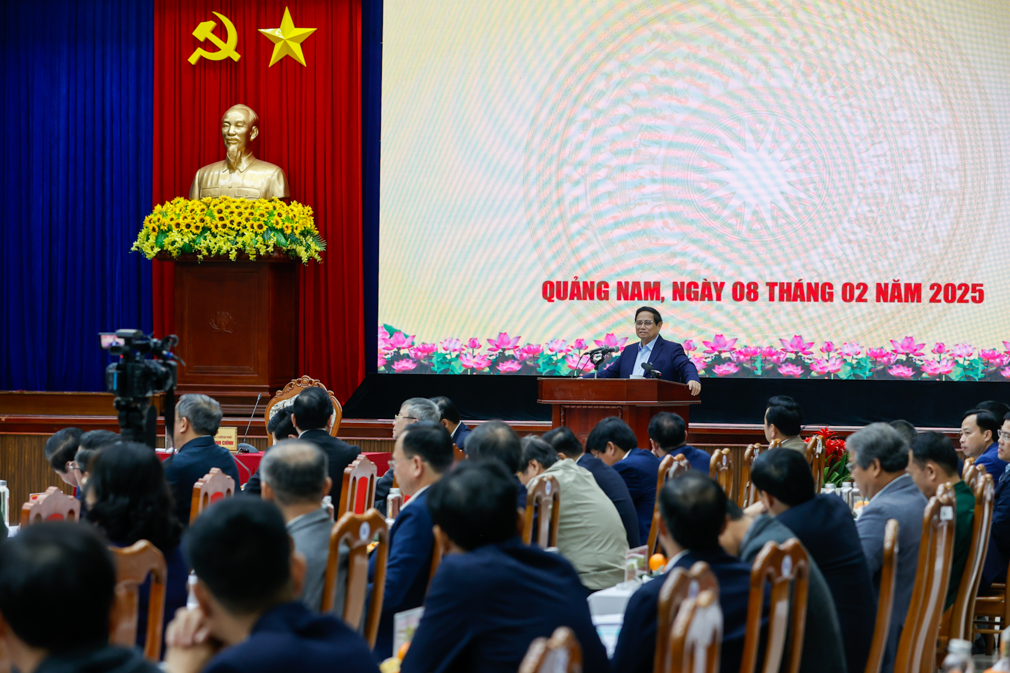 Thủ tướng: Cán bộ Quảng Nam phải bám đất, bám người, 'sống chết' với Quảng Nam để tỉnh đi đầu trong phát triển- Ảnh 4. Thủ tướng: Cán bộ Quảng Nam phải bám đất, bám người, 'sống chết' với Quảng Nam để tỉnh đi đầu trong phát triển- Ảnh 4.