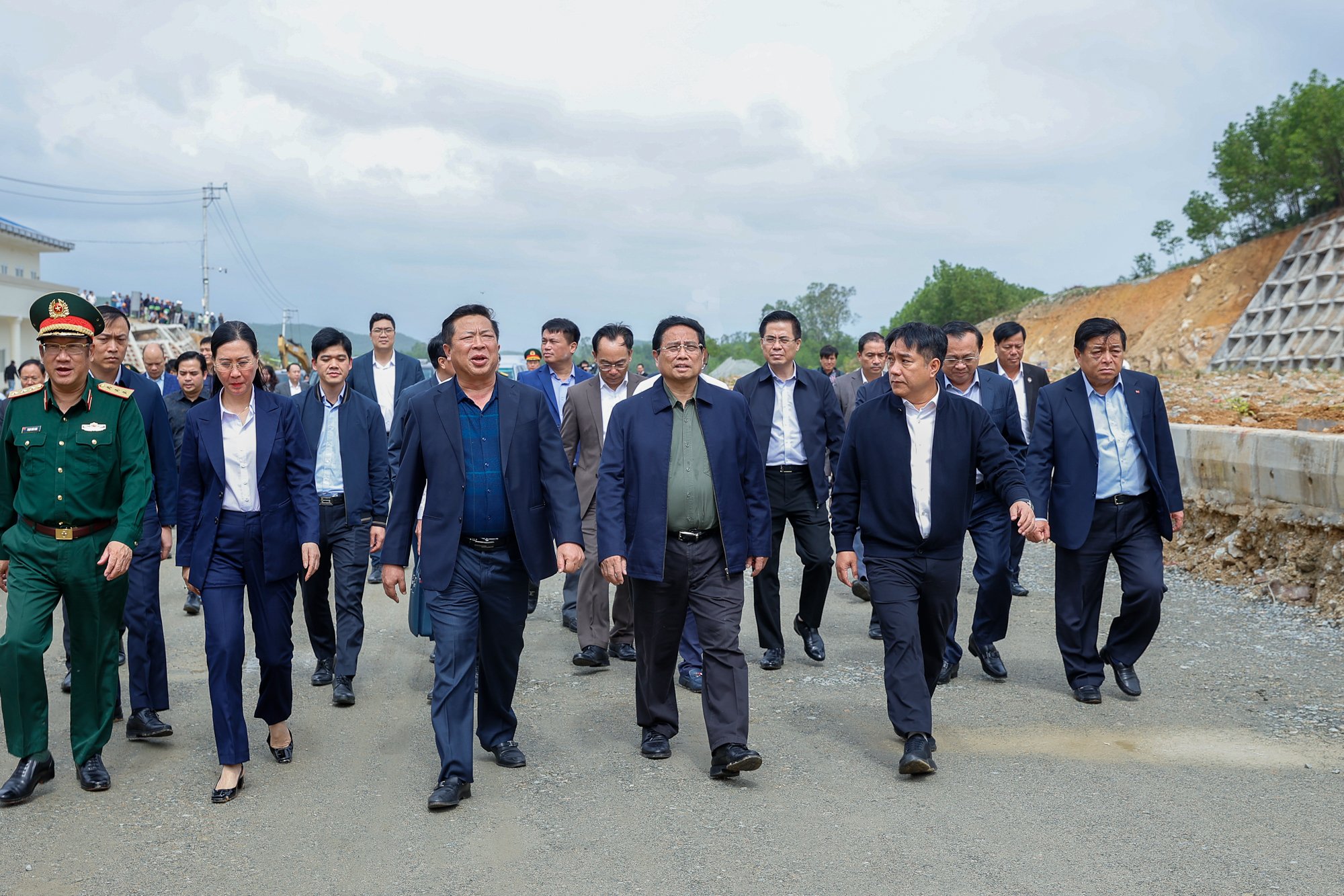 Thủ tướng: Hoàn thành cao tốc Quảng Ngãi - Bình Định trong năm nay- Ảnh 1. Thủ tướng: Hoàn thành cao tốc Quảng Ngãi - Bình Định trong năm nay- Ảnh 1.