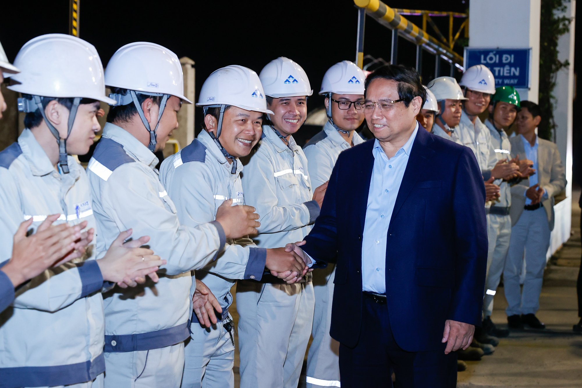 Thủ tướng thăm thép Hòa Phát, động viên sản xuất ray đường sắt tốc độ cao- Ảnh 1. Thủ tướng thăm thép Hòa Phát, động viên sản xuất ray đường sắt tốc độ cao- Ảnh 1.