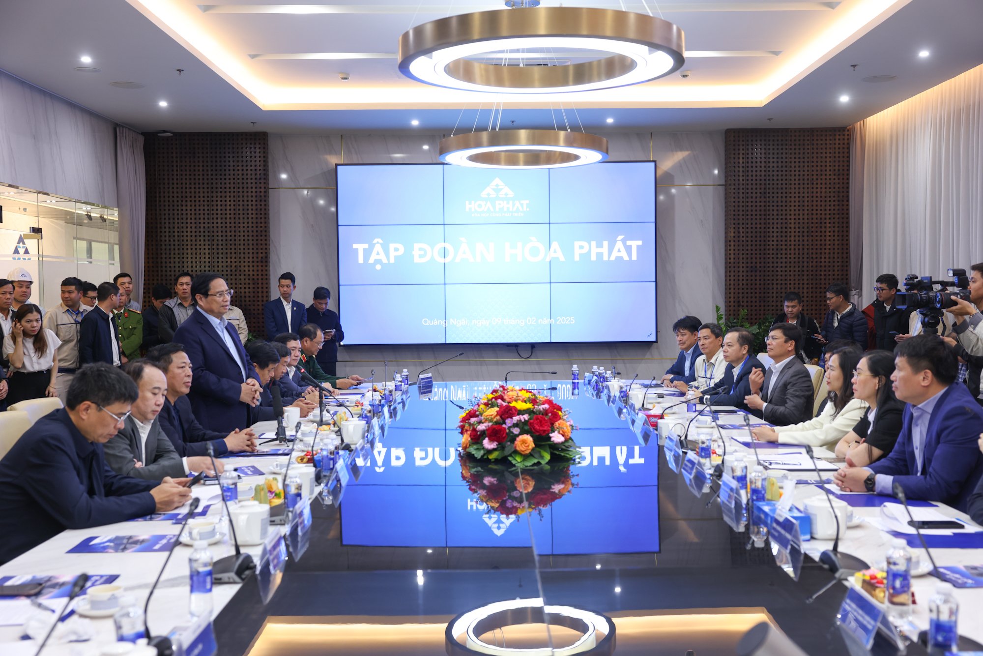 Thủ tướng thăm thép Hòa Phát, động viên sản xuất ray đường sắt tốc độ cao- Ảnh 10. Thủ tướng thăm thép Hòa Phát, động viên sản xuất ray đường sắt tốc độ cao- Ảnh 10.