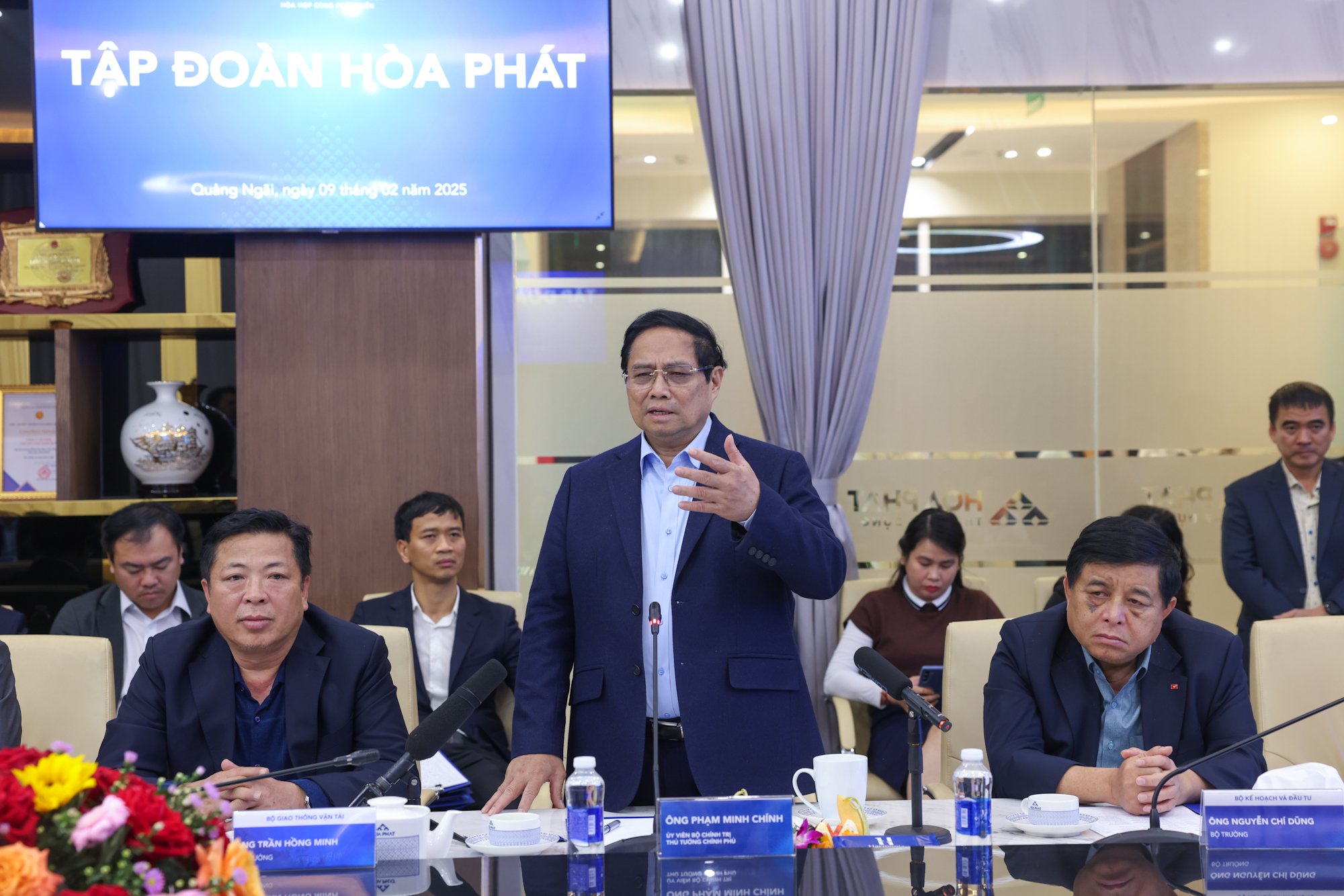 Thủ tướng thăm thép Hòa Phát, động viên sản xuất ray đường sắt tốc độ cao- Ảnh 9. Thủ tướng thăm thép Hòa Phát, động viên sản xuất ray đường sắt tốc độ cao- Ảnh 9.