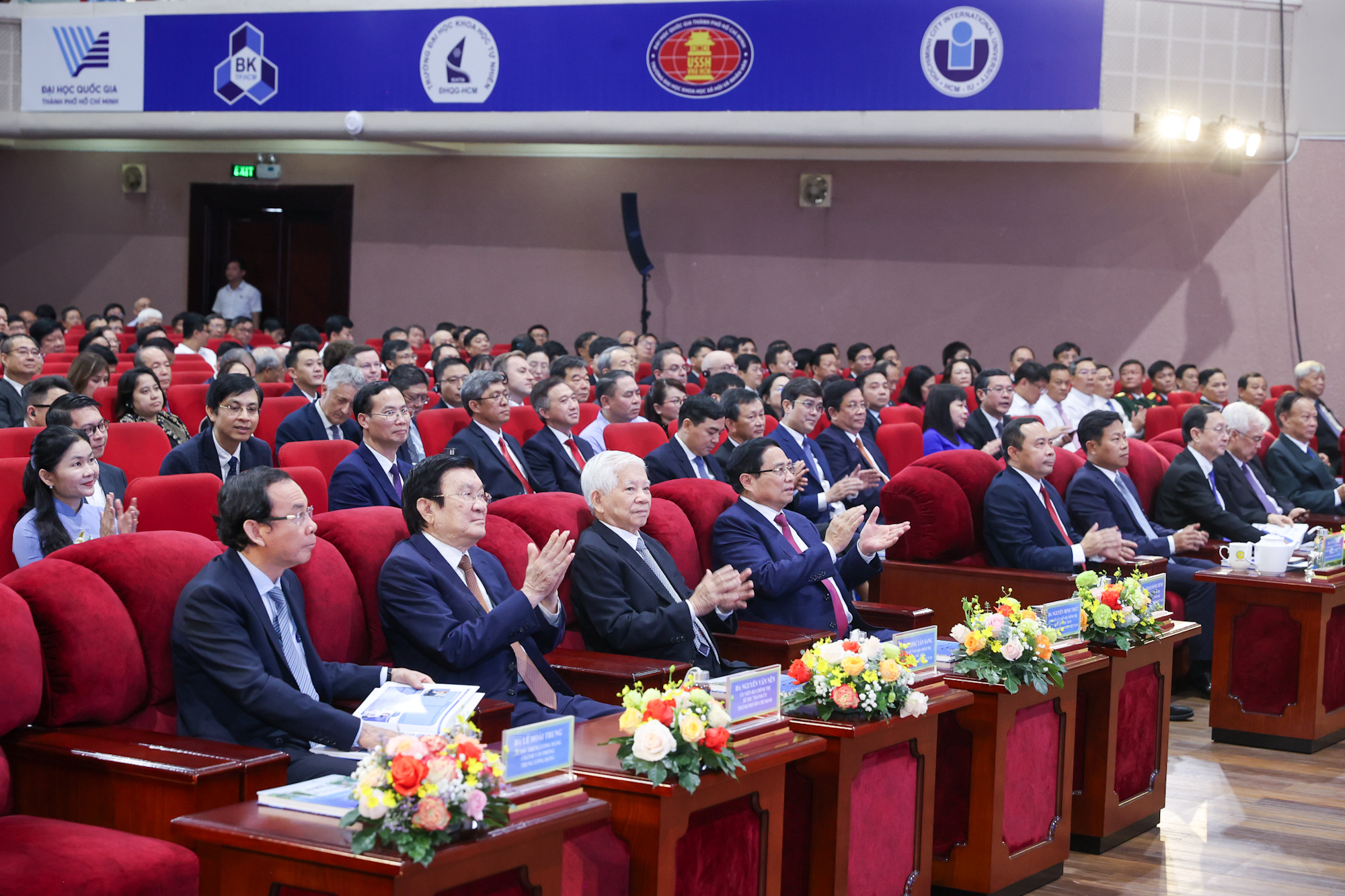 Thủ tướng: ĐHQG TPHCM phát huy 3 'tiên phong xuất sắc', vào nhóm 100 đại học hàng đầu châu Á- Ảnh 3. Thủ tướng: ĐHQG TPHCM phát huy 3 'tiên phong xuất sắc', vào nhóm 100 đại học hàng đầu châu Á- Ảnh 3.