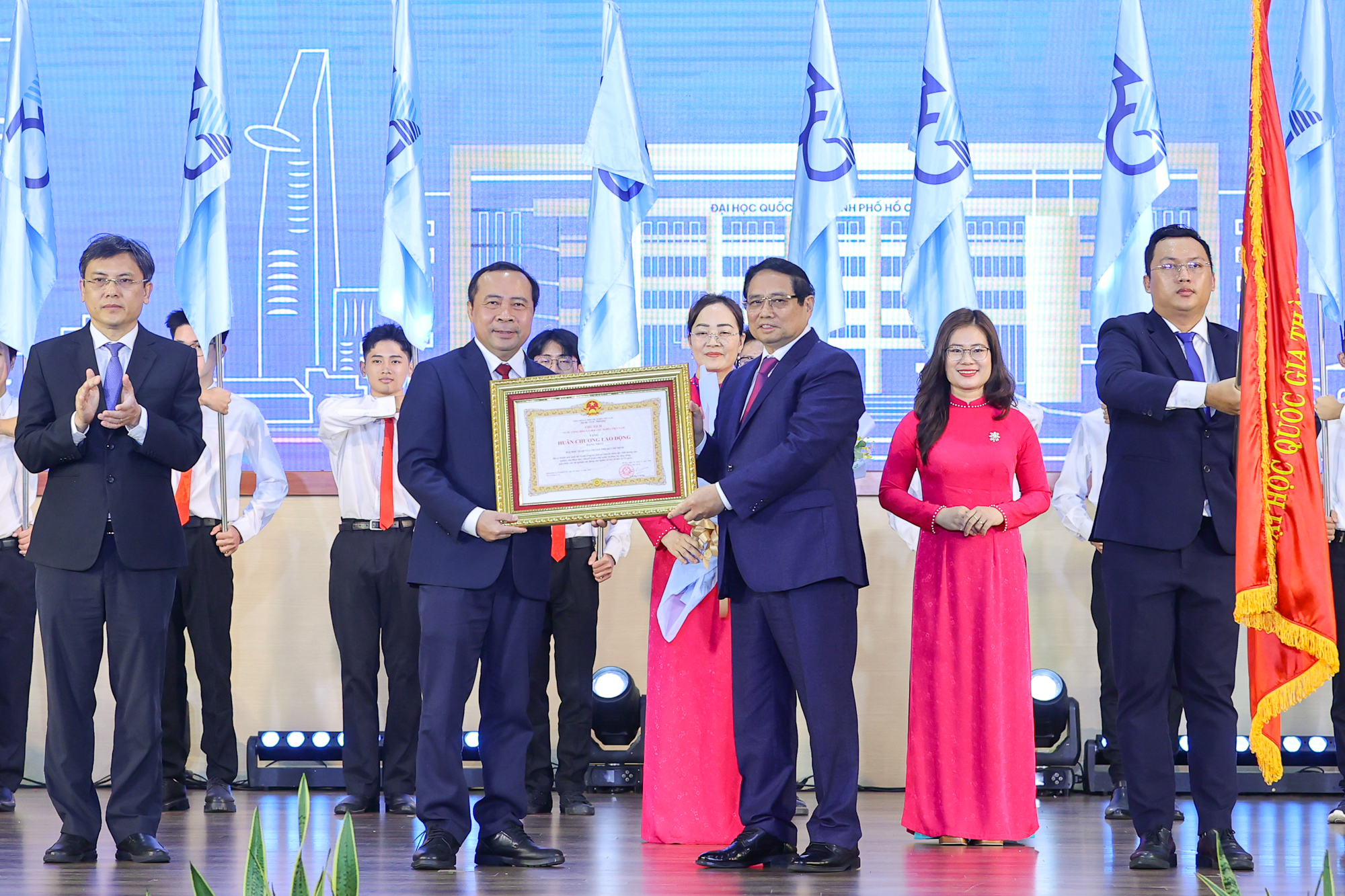 Thủ tướng: ĐHQG TPHCM phát huy 3 'tiên phong xuất sắc', vào nhóm 100 đại học hàng đầu châu Á- Ảnh 6. Thủ tướng: ĐHQG TPHCM phát huy 3 'tiên phong xuất sắc', vào nhóm 100 đại học hàng đầu châu Á- Ảnh 6.