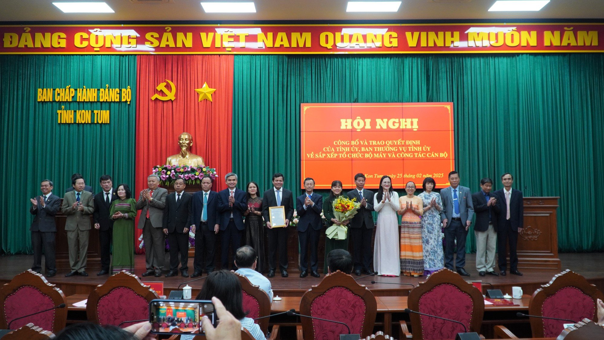 Kon Tum công bố và trao quyết định sắp xếp tổ chức bộ máy và công tác cán bộ- Ảnh 1. Kon Tum công bố và trao quyết định sắp xếp tổ chức bộ máy và công tác cán bộ- Ảnh 1.