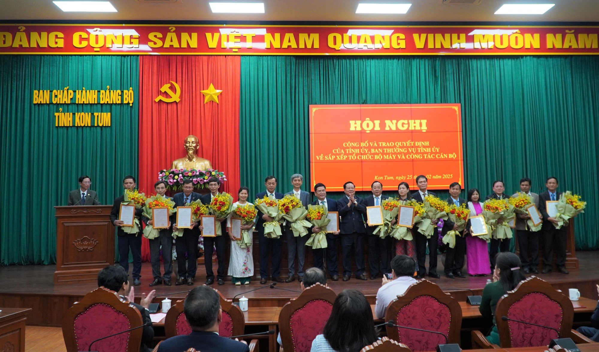 Kon Tum công bố và trao quyết định sắp xếp tổ chức bộ máy và công tác cán bộ- Ảnh 2. Kon Tum công bố và trao quyết định sắp xếp tổ chức bộ máy và công tác cán bộ- Ảnh 2.
