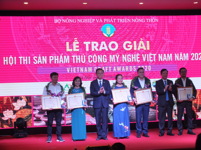 dscf8147-211853_219.jpg Thứ trưởng Thường trực Bộ NN-PTNT Hà Công Tuấn (thứ ba từ phải sang) trao giải thưởng và bằng khen của Bộ NN-PTNT cho nhóm tác giả đoạt giải nhì hội thi. Ảnh: Lê Bền
