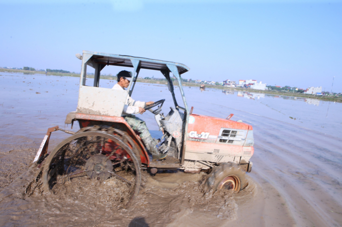 tranh-thu-toi-da-lay-nuoc-dot-1-175213_20210113_806.jpg Các địa phương huy động máy móc bừa ải sau khi ruộng đã lấy được nước. Ảnh: Minh Phúc.