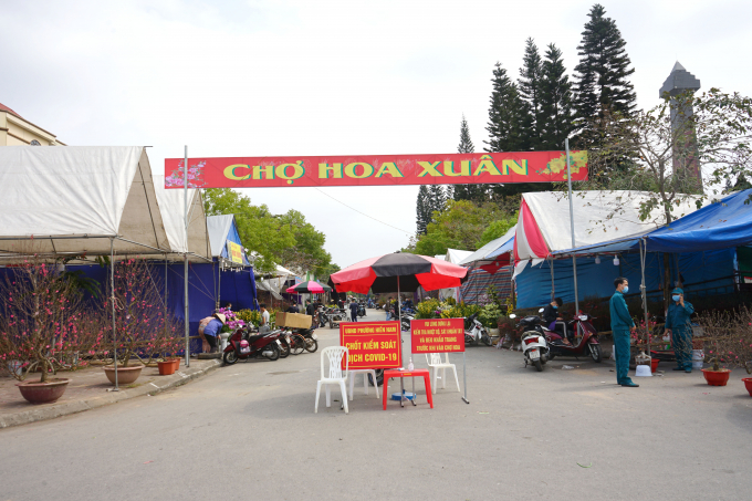 Chợ Hoa Xuân TP Hưng Yên giảm 30% các gian hàng. Ảnh: VD