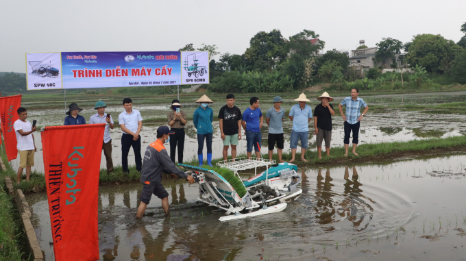 lan-dau-tien-yen-bai-dua-may-cay-vao-san-xuat-174130_20210708_156.jpeg Nhiều nông dân tò mò xem chiếc máy cấy hoạt động. Ảnh: Thái Sinh.
