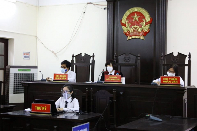 Hội đồng xét xử vụ việc hành hung cán bộ tại chốt kiểm dịch.