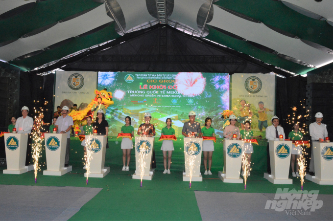 Lãnh đạo CIC GRUOP cùng các đại biểu nhấn nút khởi công xây dựng Trường Quốc tế Mekong Xanh. Ảnh: Đào Trung Chánh.