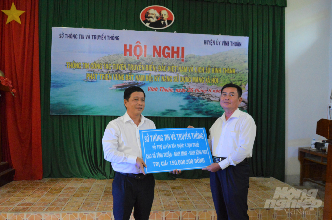 Nhân dịp này, ông Lâm Văn Sển (bên phải), Giám đốc Sở TT&TT Kiên Giang đã trao số tiền 150 triệu đồng cho huyện Vĩnh Thuận để làm cụm panô tuyên truyền trên địa bàn huyện về chủ quyền biển, đảo Việt Nam. Ảnh: Trung Chánh.