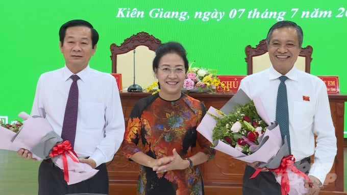 Bà Đặng Tuyết Em, Chủ tịch HĐND tỉnh Kiên Giang tặng hoa chúc mừng tân Chủ tịch UBND tỉnh Đỗ Thanh Bình (bìa trái) và tặng hoa ông Phạm Vũ Hồng. Ảnh: Trung Chánh.