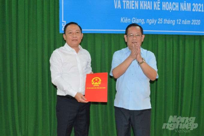 Ông Nguyễn Hoàng Thông, Giám đốc Sở Nội vụ Kiên Giang trao quyết định của Chủ tịch UBND tỉnh cho ông Lê Hữu Toàn. Ảnh: Trung Chánh.