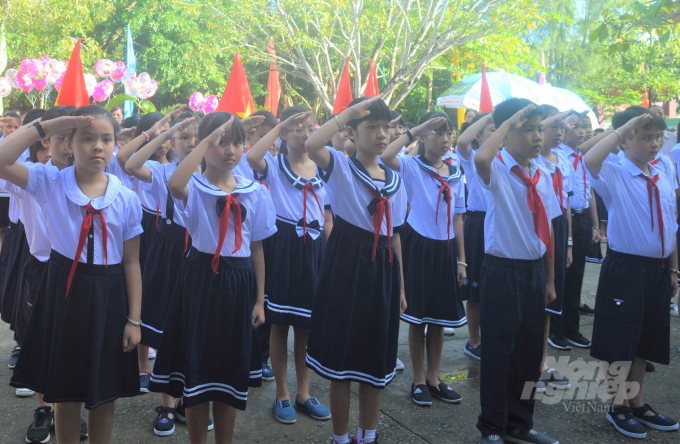 Lần đầu tiên, Sở GD - ĐT Kiên Giang tổ chức lễ khai giảng năm học mới mà không có học sinh tham dự tại các cơ sở giáo dục, thay vào đó các em sẽ theo dõi qua truyền hình. Ảnh: Trung Chánh.