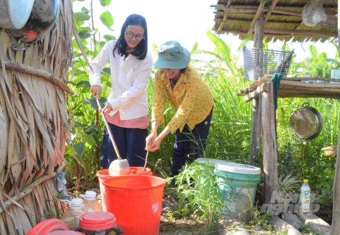 Hai bạn Lê Thị Thu Thủy và Trần Thị Quỳnh Chính sử dụng vi sinh vật bản địa – IMO gốc, để ủ với trái cây, rác thải sinh hoạt, cá tạp để làm ra dung dịch phân đạm hữu cơ trồng rau và vườn thuốc Nam, vừa rẻ tiền vừa bảo vệ môi trường. Ảnh: Trung Chánh.