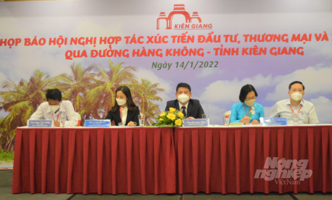 ket-noi-du-lich-5-165014_563.jpg Các đại biểu chủ trì bưởi họp báo về kết quả chương trình hợp tác đầu tư, thương mại và du lịch qua đường hàng không. Ảnh: Trung Chánh.