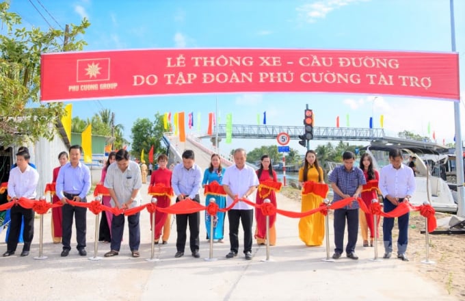 Tập đoàn Phú Cường cùng UBND huyện Vĩnh Thuận tổ chức lễ khánh thành, thông xe cầu, đường vào khu di tích Ranh Hạt, nơi thành lập Chi bộ Đảng đầu tiên của Đảng bộ tỉnh Kiên Giang từ năm 1932. Ảnh: Trung Chánh.