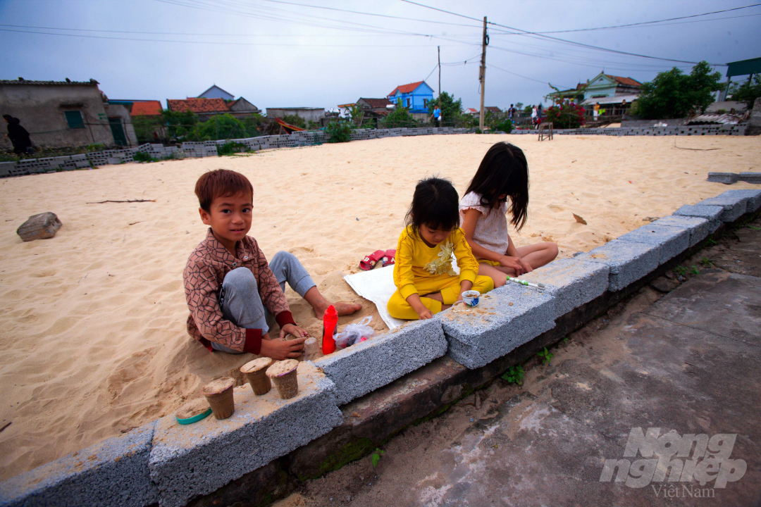 Nơi mà những em nhỏ lấy cát trắng trước sân nhà để chơi đồ hàng, tạo nên một bức tranh ấn tượng của những xóm làng 'sống chung với cát'.