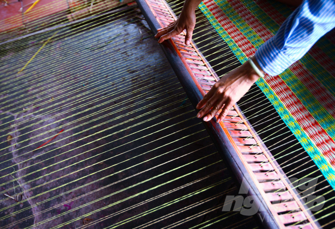 Bàn tay khéo léo của người phụ nữ ở làng nghề dệt chiếu truyền thống Ngan Dừa đang khéo léo phối hợp chuồi từng sợi lác vào chiếc go rồi dập xuống nhịp nhàng. Chị Nguyễn Thị Tám, 46 tuổi, ngụ tại ấp Thống Nhất, thị trấn Ngan Dừa thoăn thoắt chuồi, sắp xếp từng sợi lác theo từng màu vào go khi dệt chiếu. Công đoạn dệt thường cần 2 người phối hợp với nhau nhịp nhàng và hình ảnh những người phụ nữ tỉ mẩn chuồi từng cọng lác mỏng manh, tiếng go dập cọc cạch đi dọc cái thị trấn vùng sâu của tỉnh Bạc Liêu này.