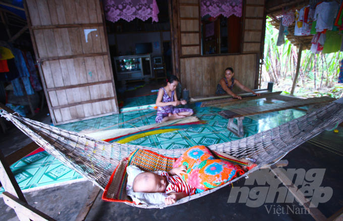 Công đoạn dệt thường cần 2 người phối hợp với nhau nhịp nhàng và hình ảnh những người phụ nữ tỉ mẩn chuồi từng cọng lác mỏng manh, tiếng go dập cọc cạch đi dọc cái thị trấn vùng sâu của tỉnh Bạc Liêu này.