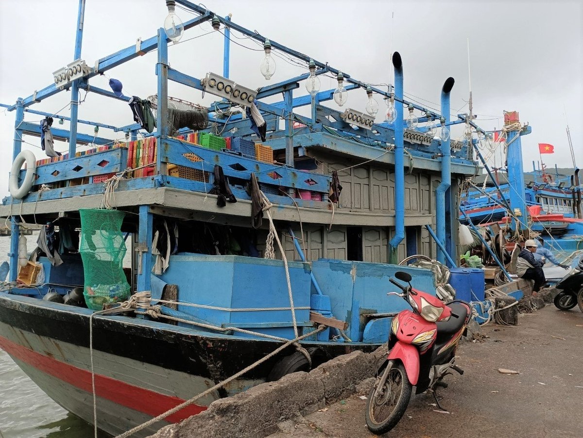 Túi thu gom rác thải tàu cá được ngư dân Bình Định treo tại nơi không ảnh hưởng hoạt động đánh bắt cá. Ảnh: V.Đ.T.