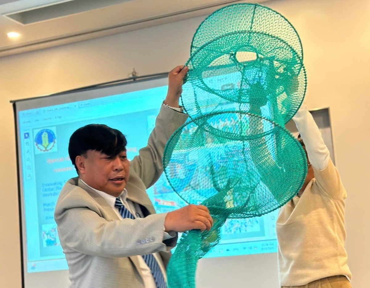 Ông Trần Văn Vinh, Chi cục phó Chi cục Thủy sản Bình Định, trình bày tiện ích của túi đựng rác thải tàu cá tại Hội thảo Chống rác thải nhựa đại dương được tổ chức ở Nhật Bản. Ảnh: T.V.V.