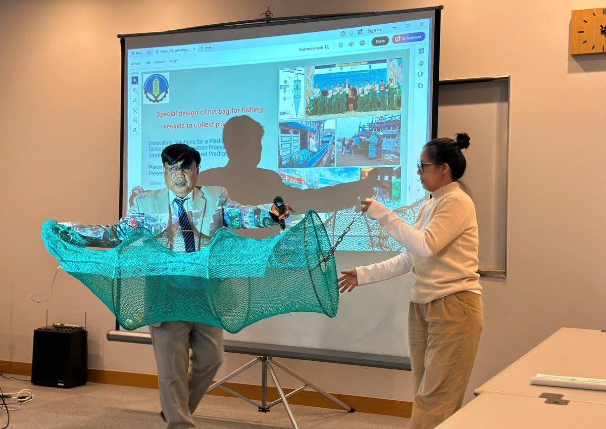 Đại biểu tham dự Hội thảo Chống rác thải nhựa đại dương của các nước Philippines, Indonesia, Lào, Nhật Bản… đều thích thú tiện ích của túi đựng rác thải tàu cá. Ảnh: T.V.V.