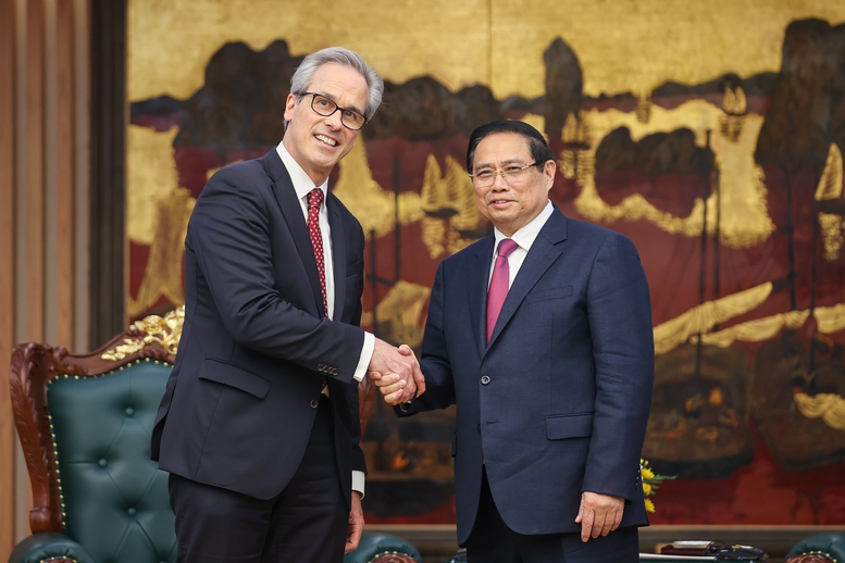 Prime Minister Pham Minh Chinh received Mr. Fernando Andresen Guimaraes, Head of the European Commission (EC) inspection team. Photo: VGP/Nhat Bac.