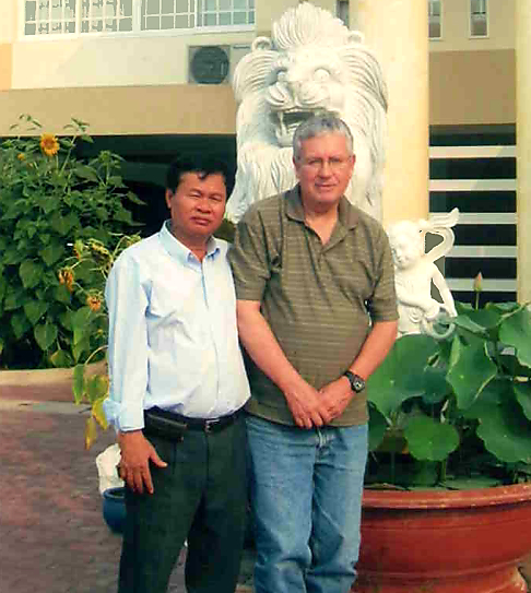 Ông James Phipps Chủ tịch Red River Foods đến thăm nhà máy điều của Tanimex-La năm 2013.