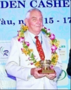 Ông Larry W. Jones.