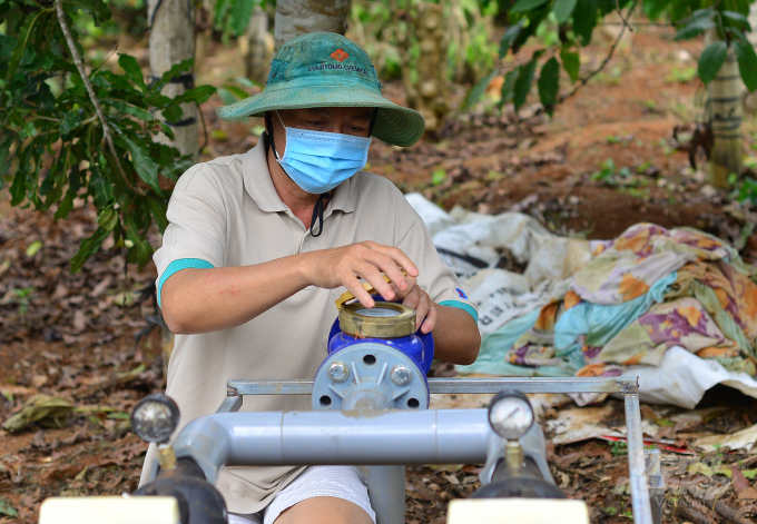 Thanks to the sprinkler irrigation system at the root, Mr. Le Ngoc Chanh's family (Tan Nghia commune, Di Linh district, Lam Dong) has a source of water to irrigate coffee in the dry season. Photo: Minh Hau.