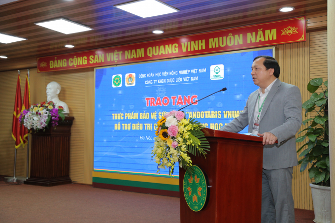 img_6407-193001_201.jpg TS. Vũ Ngọc Huyên, Phó Giám đốc Học viện Nông nghiệp Việt Nam gửi lời cảm ơn chân thành tới Công ty VNUA PHARMA. Ảnh: HVNN
