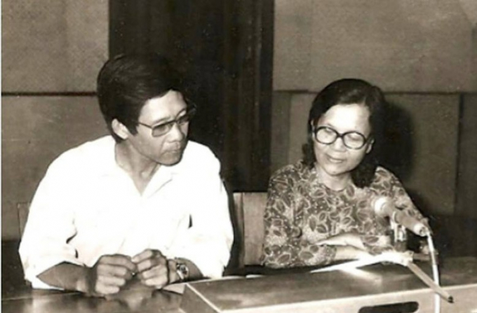 1-tuyet-mai-204155_778.jpg Nghệ sĩ Nhân dân Tuyết Mai và đồng nghiệp nam trong phòng thu Đài Tiếng nói Việt Nam.