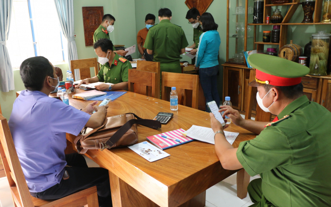 Khám xét nơi làm việc của Phạm Văn Ân. Ảnh: Công an Bình Phước.