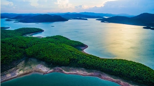Vuc Mau Lake, Quynh Luu district, Nghe An province will deploy the construction of solar power plants.