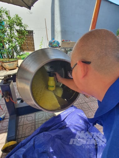4-221032_768.jpg Thử nghiệm cấy vi sinh vào phân hóa học. Ảnh: Tư liệu.